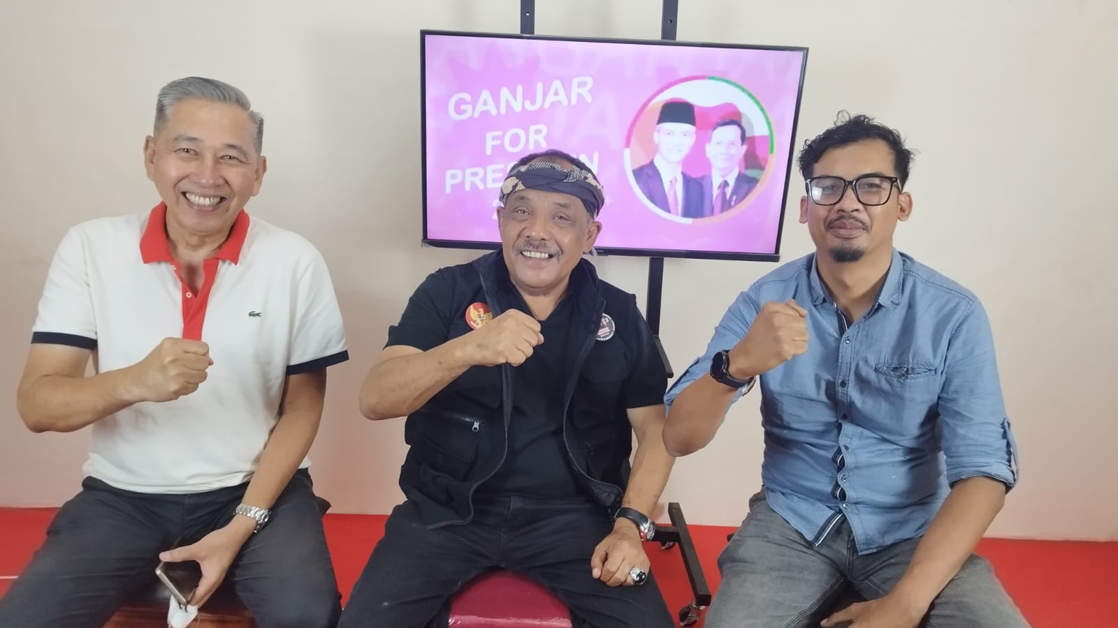 Relawan pendukung Capres-Cawapres Ganjar Pranowo-Mahfud MD yang tergabung dalam DGP8 (Dukung Ganjar Presiden ke-8) menginisiasi mendirikan Posko Gerakan Rakyat di 3 wilayah Kota dan Kabupaten di Jawa Barat.